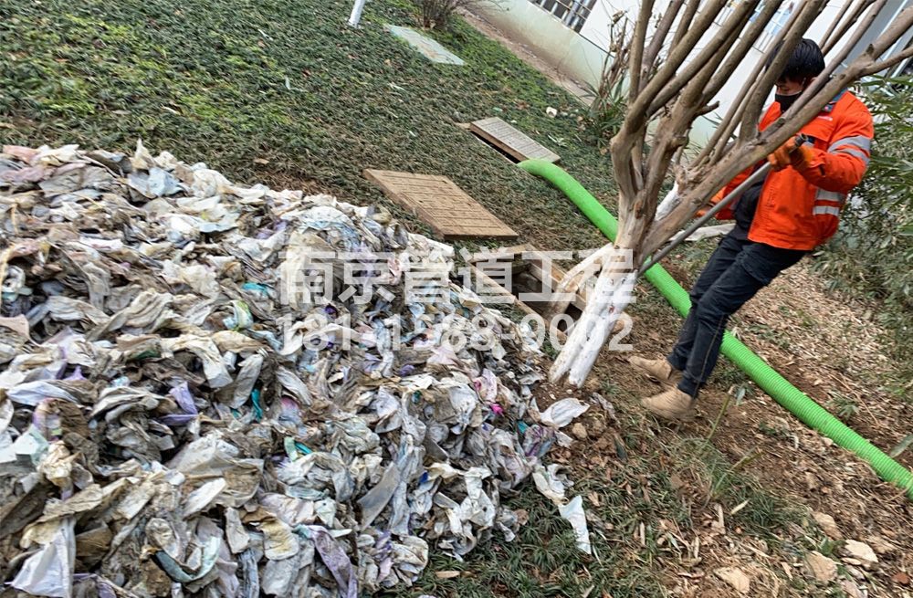 315清荷北园化粪池垃圾清理